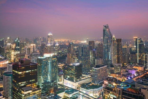 Modernes Gebäude in Bangkok-Geschäftsviertel in Bangkok-Stadt mit Skylinen in der Nacht, Thailand.