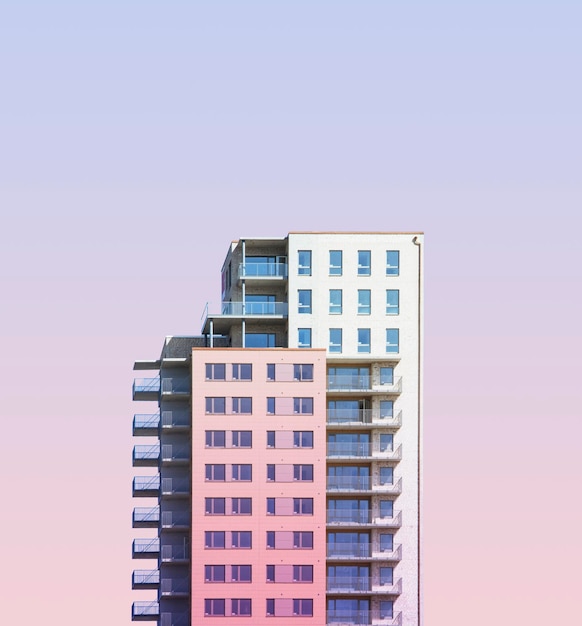 Modernes Gebäude vor einem farbigen Hintergrund
