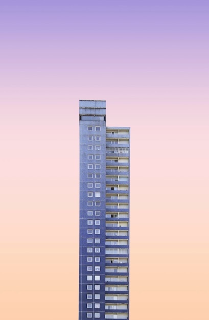 Modernes Gebäude vor einem farbigen Hintergrund