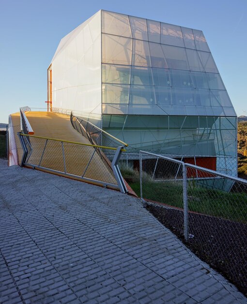 Modernes Gebäude vor klarem Himmel