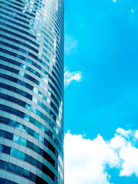 Modernes Gebäude Wolkenkratzer Reflexion blauer Himmel und Wolken Abstract Technology Background