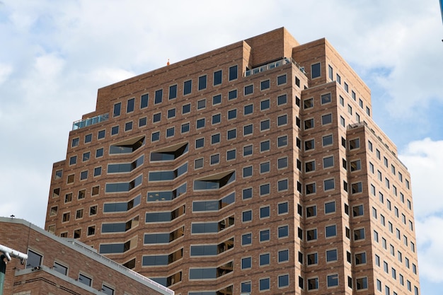 Modernes Geschäftszentrum der Wolkenkratzergebäude aus Backstein in der modernen Stadt