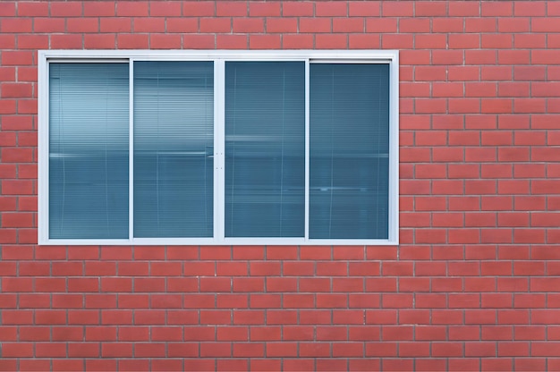 Modernes Glasfenster auf dem gemauerten wallblanket Fensterrahmen