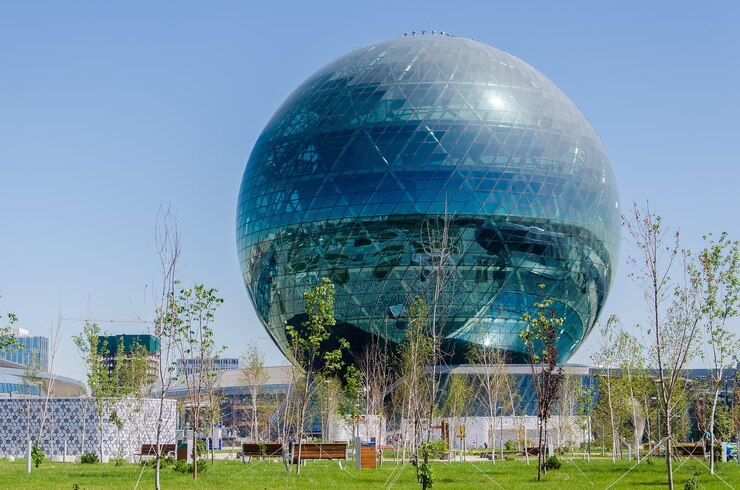 Modernes Glasgebäude der Ausstellung Expo 2017 in NurSultan