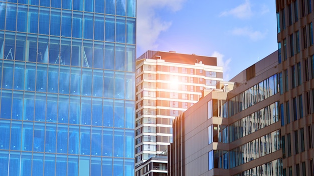 Modernes Glasgebäude mit blauem Himmelshintergrund und Architekturdetails