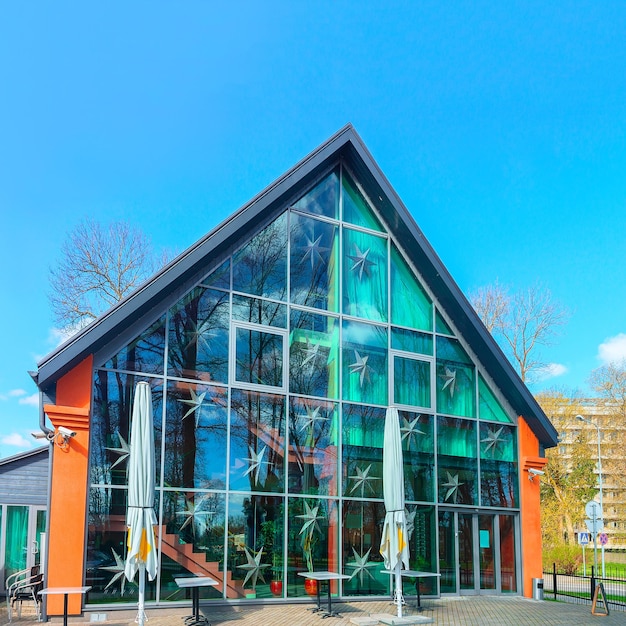 Modernes Glashaus mit kleinem Innenhof