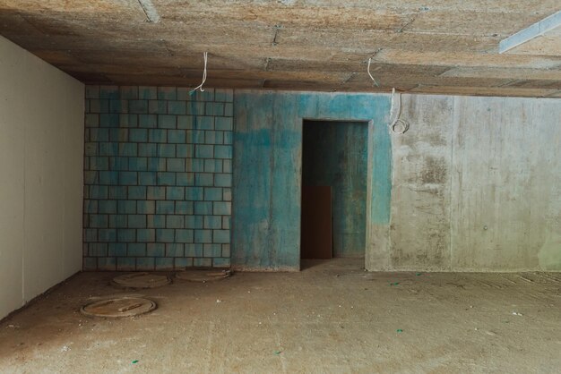 Modernes Haus im Bau in einer natürlichen Umgebung Foto in hoher Qualität