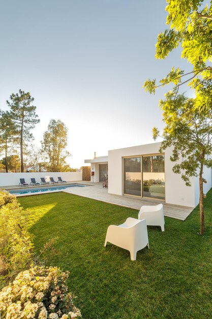 Modernes Haus mit Gartenpool und Holzterrasse