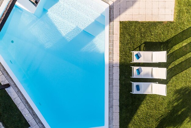 Modernes Haus mit Swimmingpool im Garten und Pergula aus Holz