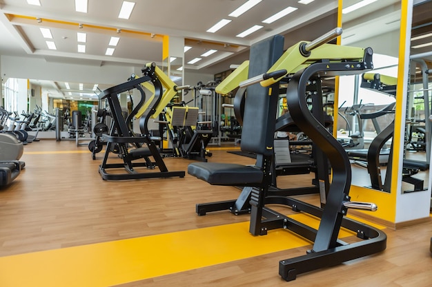 Modernes helles Fitnessstudio. Sportgeräte im Fitnessstudio ohne Personen. Fitnessgerät in der Halle