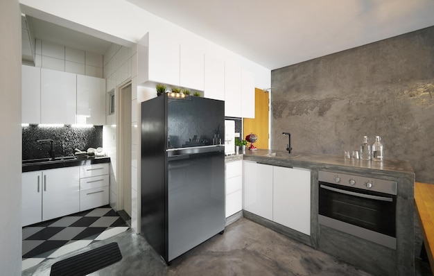 Modernes, helles, sauberes Kücheninterieur mit Betoninsel in einem Haus im Loft-Stil Innenfotografie