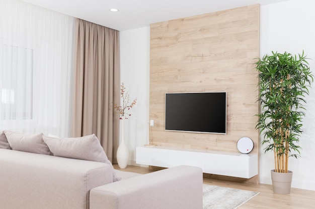 Modernes helles Wohnzimmer mit Fernsehausrüstung