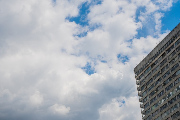 Modernes Hochhaus aus Glas gegen den Himmel