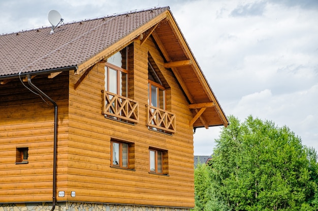 Foto modernes holzhaus mit großen fenstern