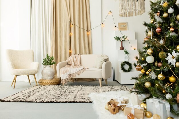 Modernes Innendesign Wohnzimmer mit Weihnachtsschmuck Spielzeug Geschenke Tannenbaum