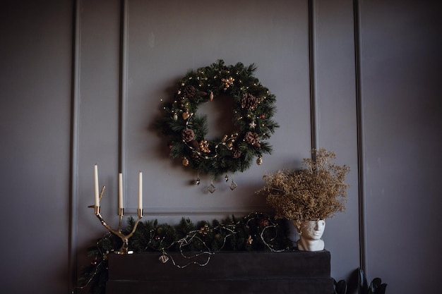 Modernes Interieur des Wohnzimmers Kreativer Weihnachtsbaum, zeitgenössischer Kamin und großer grauer Sessel in Loft-Innenarchitektur-Wohnung Konzept von Happy Christmas New Year Holiday Background