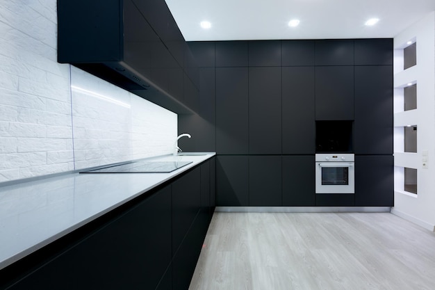 Modernes Interieur einer kompakten Küche für ein junges Paar in Grautönen