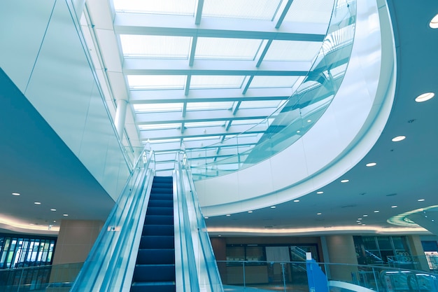 Modernes Interieur mit Rolltreppe bis zum Glasdach