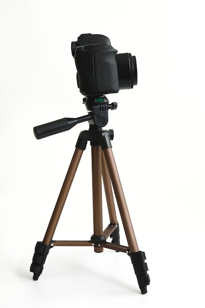 Foto modernes kompaktes stativ mit kamera auf weiß mit schatten seitenansicht