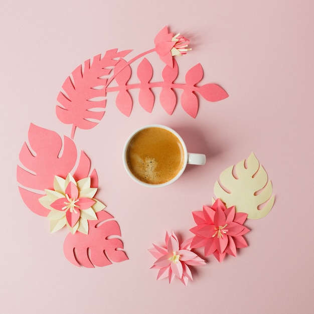 Modernes Konzept des romantischen Morgenfrühstücks - Tasse Kaffee Espresso und Origami papercraft blüht