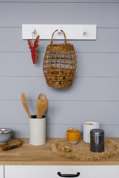 Modernes Kücheninterieur mit grauen Holzpaneelen an der Wand im skandinavischen Stil