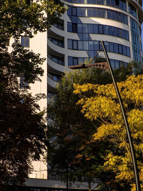 Modernes luxuriöses Wohnhaus an einem sonnigen Tag mit blauem Himmel Fassade eines Hauses