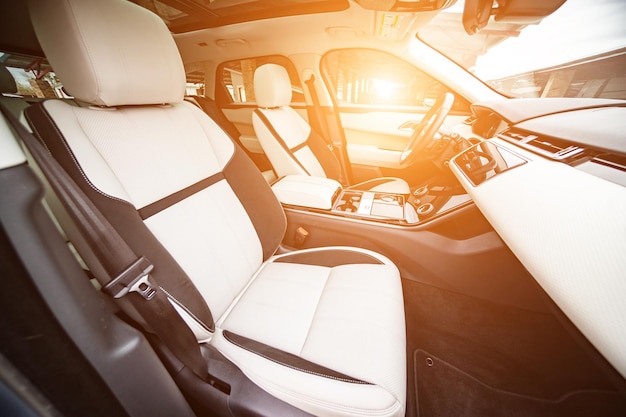 Modernes Luxus-Prestige-Autoinnenraum-Dashboard-Lenkrad Orangeroter Autoinnenraum