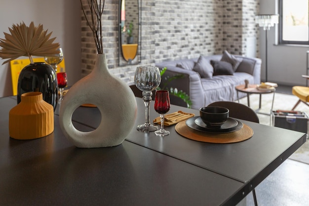 Modernes Luxusdesign eines brutalen Apartmentinterieurs mit Bögen im Stil einer mittelalterlichen Burg mit hellen Akzenten, einem stilvollen grauen Küchenbereich mit einer Insel zum Kochen oder Verweilen