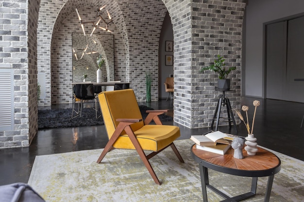 Modernes Luxusdesign eines brutalen Apartmentinterieurs mit Bögen im Stil einer mittelalterlichen Burg mit hellen Akzenten, freier Gestaltung des Küchenbereichs, Sitz- und Essbereich