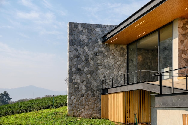 Modernes Luxusgebäude mit Holz und Stein auf einer Plantage