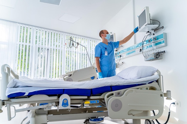 Modernes medizinisches Bett und ein spezielles Gerät in der modernen Station Arzt bereitet Geräte für den Patienten vor