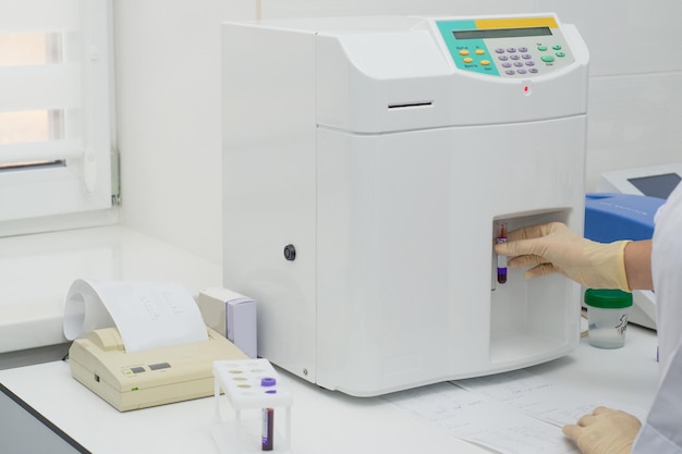 Modernes medizinisches Labor mit TestanalysatorenBlood Test Equipment