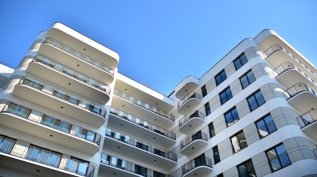 Modernes Mehrfamilienhaus an einem sonnigen Tag mit blauem Himmel Fassade eines modernen Mehrfamilienhauses