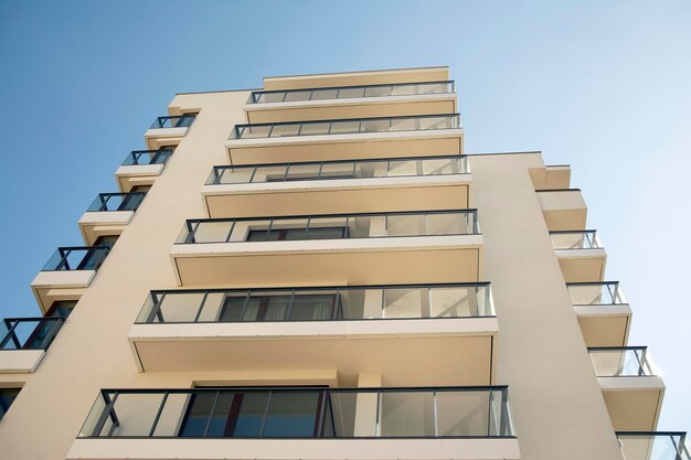 Modernes Mehrfamilienhaus an sonnigen Tagen. Außenfassade eines Wohnhauses