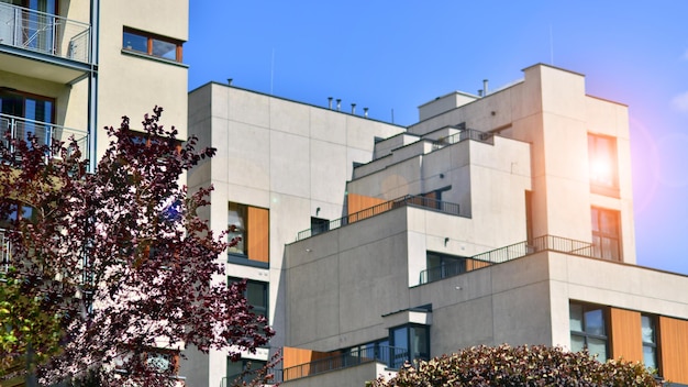 Modernes Mehrfamilienhaus an sonnigen Tagen. Außenfassade eines Wohnhauses