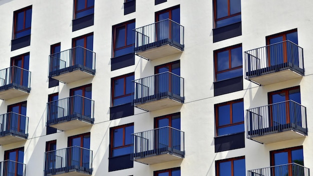 Modernes Mehrfamilienhaus an sonnigen Tagen. Außenfassade eines Wohnhauses