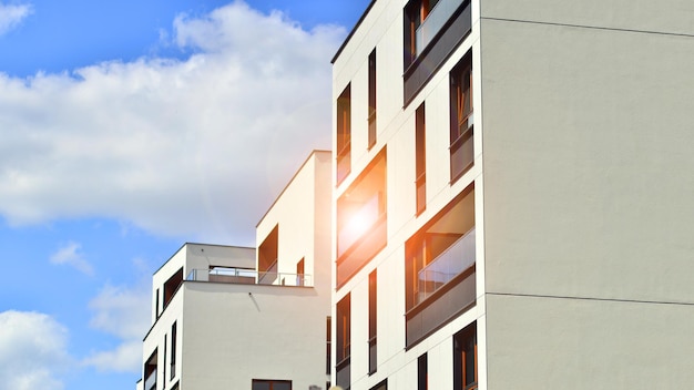 Modernes Mehrfamilienhaus an sonnigen Tagen. Außenfassade eines Wohnhauses