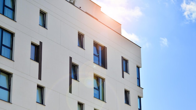 Modernes Mehrfamilienhaus an sonnigen Tagen. Außenfassade eines Wohnhauses