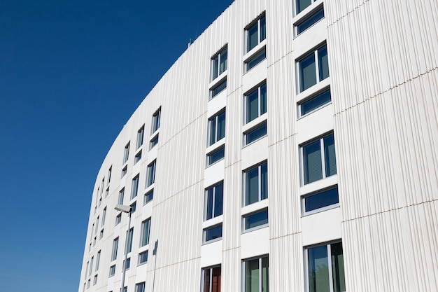 Modernes Mehrfamilienhaus mit dekorativer Rillenbetonfassade. Platz kopieren