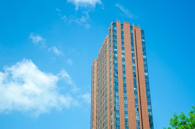 Modernes mehrstöckiges Gebäude tagsüber gegen den blauen Himmel