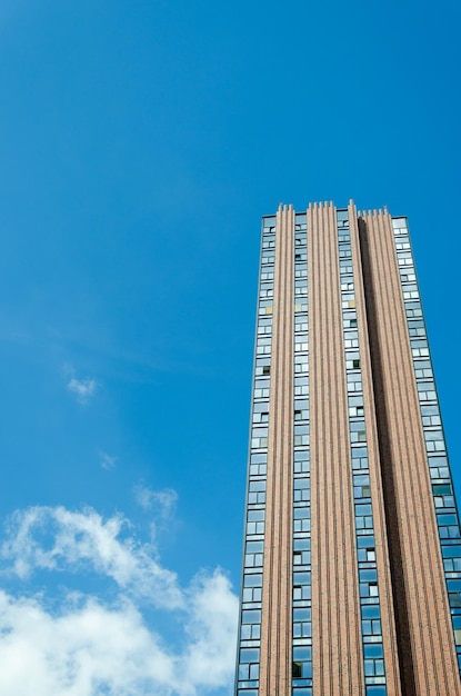 Modernes mehrstöckiges Gebäude tagsüber gegen den blauen Himmel