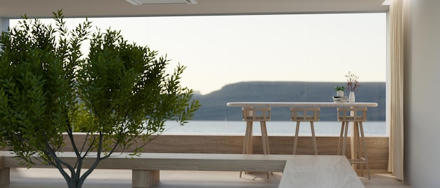 Modernes, minimalistisches, geräumiges Café oder Hotellounge mit einem großen Glasfenster und herrlichem Blick auf die Natur