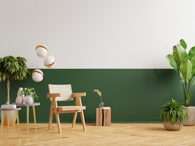 Modernes minimalistisches Interieur mit einem Sessel an einer leeren grünen und weißen Wand