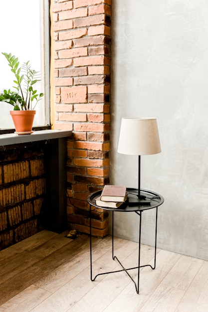 Modernes minimalistisches Interieur mit Lampe und Vase