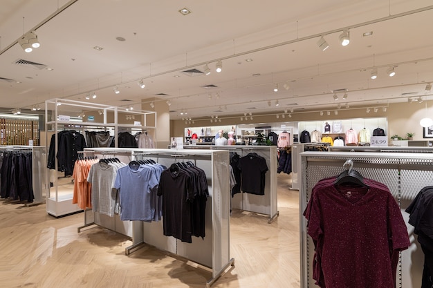 Modernes modisches Markeninterieur des Bekleidungsgeschäfts im Einkaufszentrum