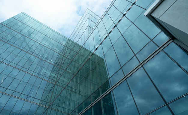 Modernes, nachhaltiges Bürogebäude aus Glas. Außenansicht des Glasgebäudes der Unternehmenszentrale