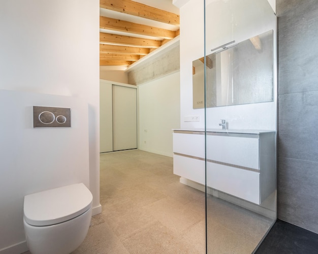 Modernes offenes Badezimmer in einem leeren Hauptschlafzimmer eines Landhauses