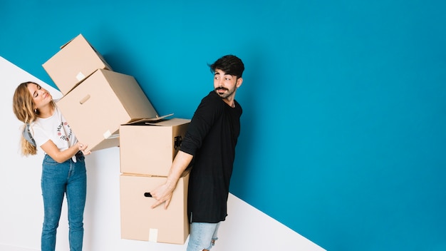 Foto modernes paar zieht in neue wohnung