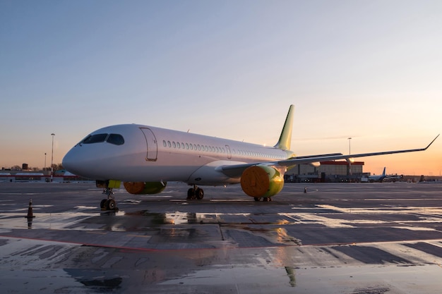 Modernes Passagierflugzeug auf dem Flughafenvorfeld im Abendlicht