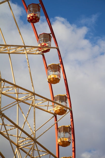 Modernes Riesenrad der Nahaufnahme gegen blauen Himmel und weiße Wolken, Spaßfestival